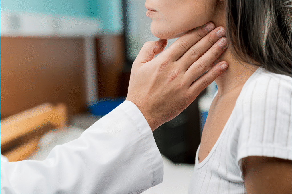 doctor ce verifica flanda tiroida a unei paciente cu mana, Clinica Hereditas