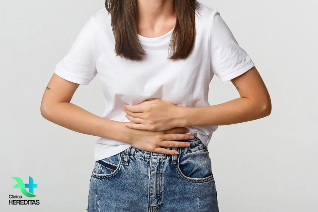persoana-ce-se-tine-de-stomac-Clinica-Hereditas
