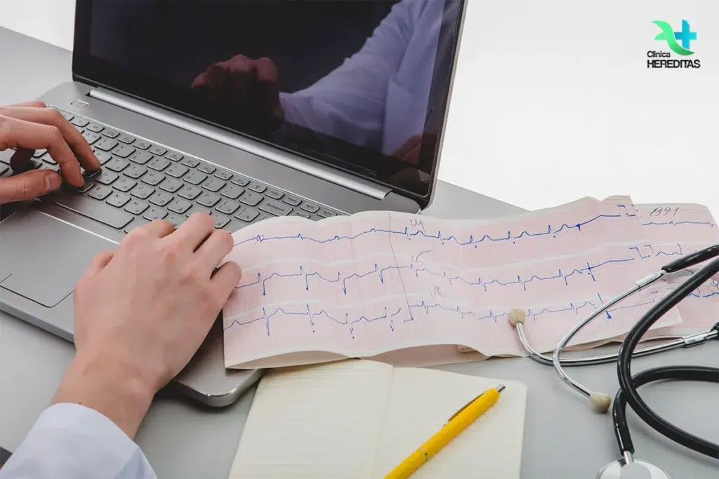 doctor-ce-scrie-ceva-la-laptop-cu-un-EKG-langa