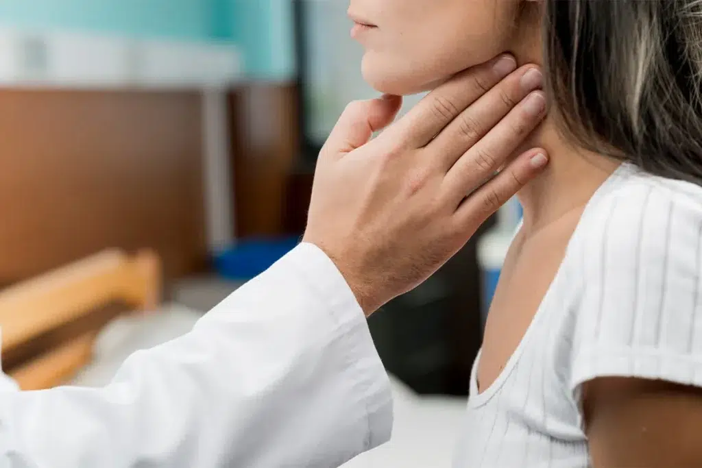 doctor-ce-verifica-grada-tiroida-a-pacientului