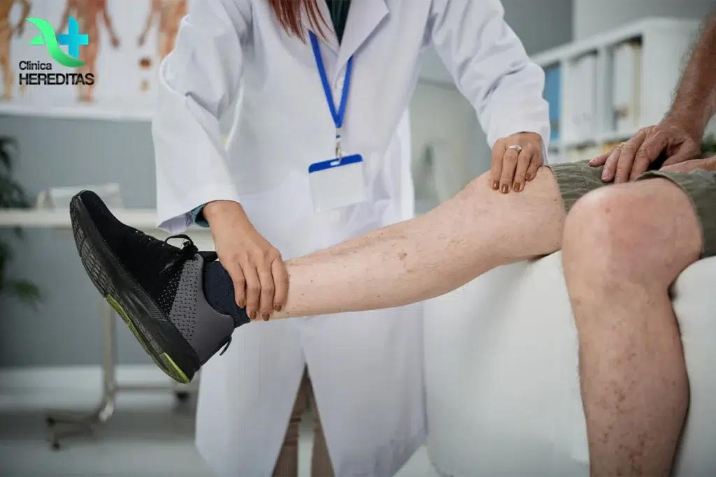 doctor-ce-verifica-piciorul-unui-client
