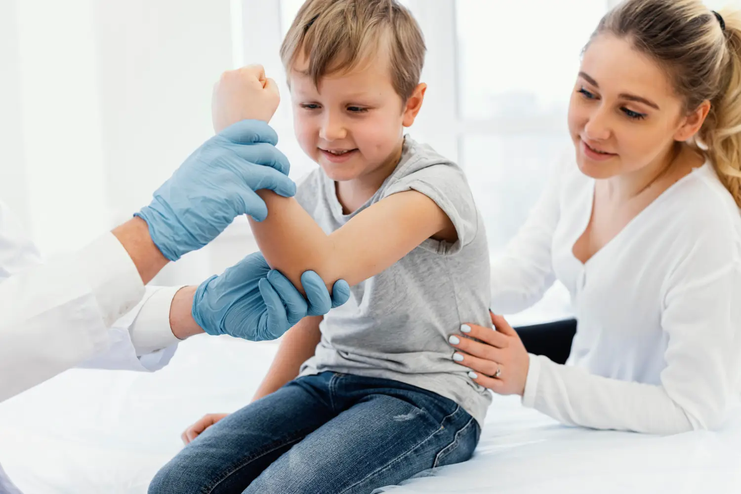 Doctor ce verifica mana unui copil