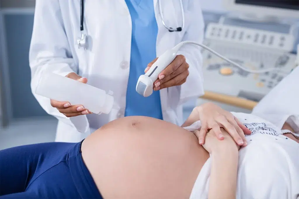 persoana-insarcinata-in-timpul-unei-ecografii-clinica-hereditas